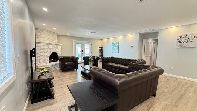 Building Photo - Furnished Ranch-Style Home with Casita – O...
