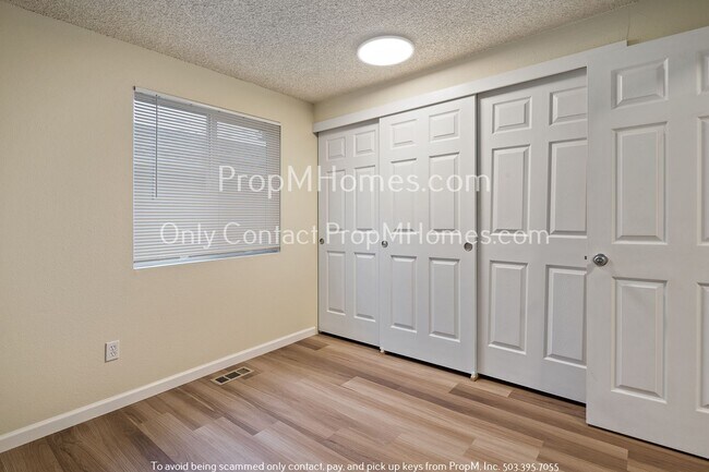 Building Photo - Three Bedroom Ranch In Central Hillsboro w/ Large Fenced Yard!