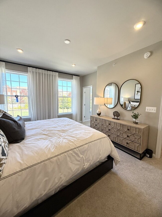 Building Photo - Modern 3-Bedroom Bethany Model Condo in Co...