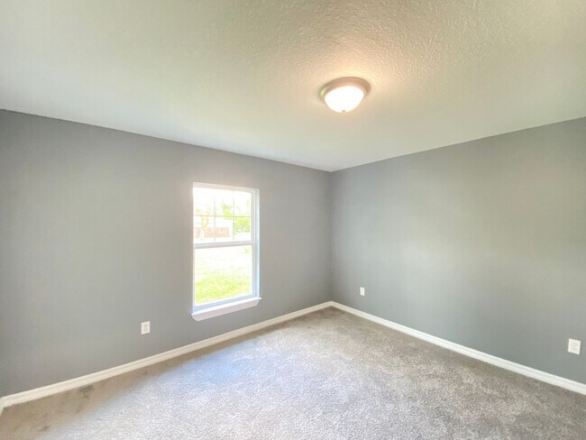 Building Photo - Beautiful Newer  Home - 3/2/2 **WON"T LAST**