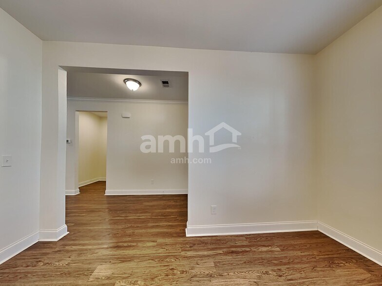 Building Photo - 104 Stagecoach Ln