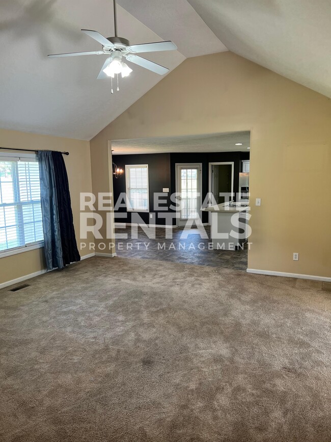 Building Photo - 1121 Castle Dr