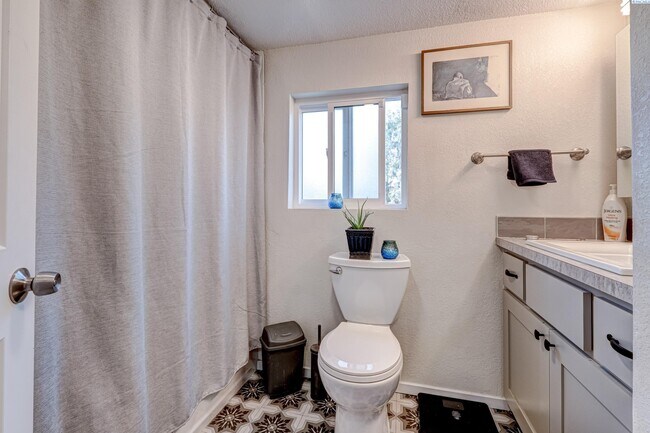 Building Photo - Large Shop w/Oversized Roll Up Doors and P...