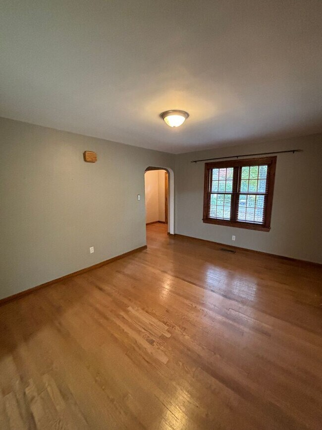 Building Photo - 619 White Oak Dr