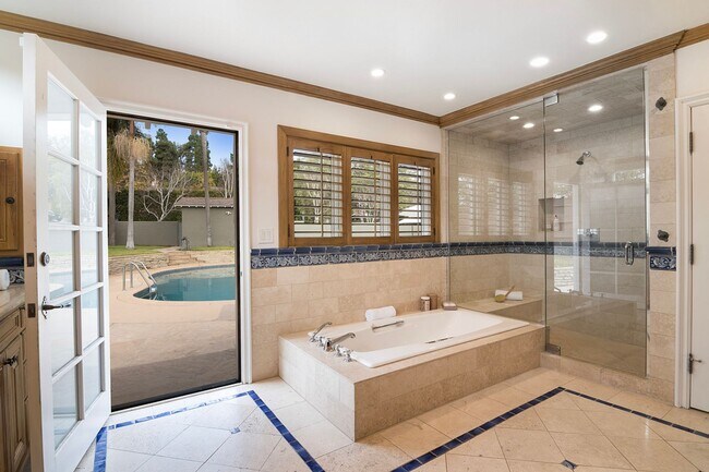 Building Photo - Gated Brentwood Circle Family Home