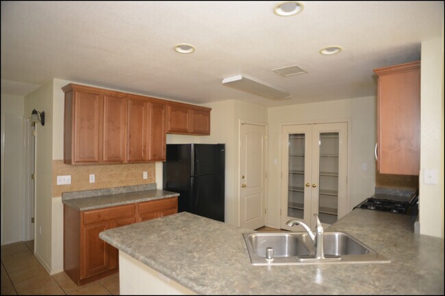 Building Photo - 10045 Paloma Dr
