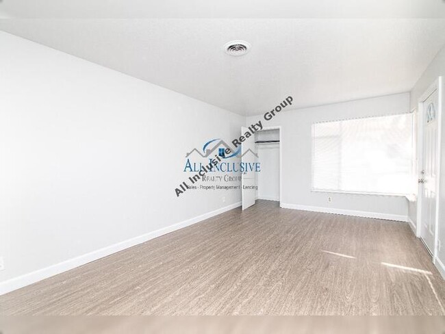 Building Photo - Charming 2 Bedroom 1 Bath! Half Off One Mo...