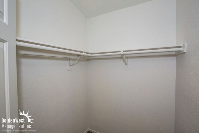 Building Photo - Bright & Spacious 3Bdm 2.5Ba Home with Private Backyard in Las Vegas
