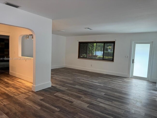 Building Photo - 985 NE 115th St