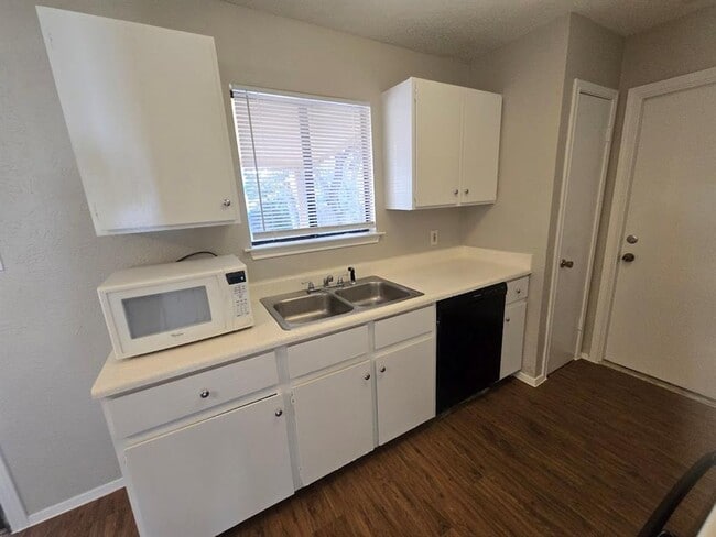 Building Photo - 702 Live Oak Dr