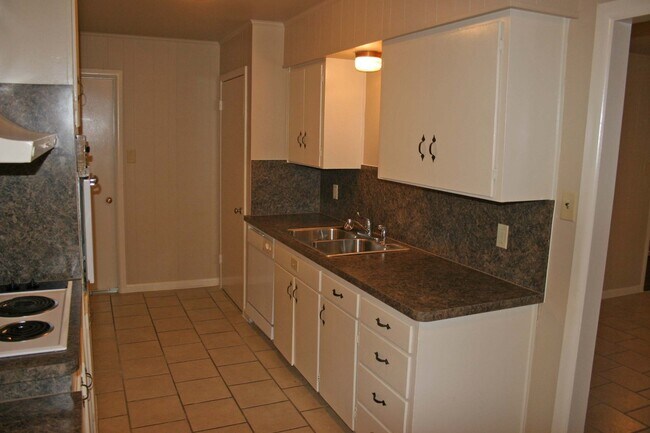 Building Photo - Lovely 3 Bdrm 2 Bath Home in Denton Texas w Large Shaded Yard