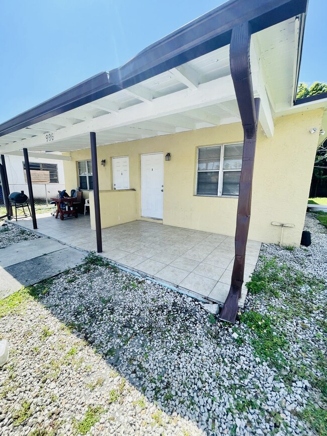 Building Photo - 996 NW 10th St