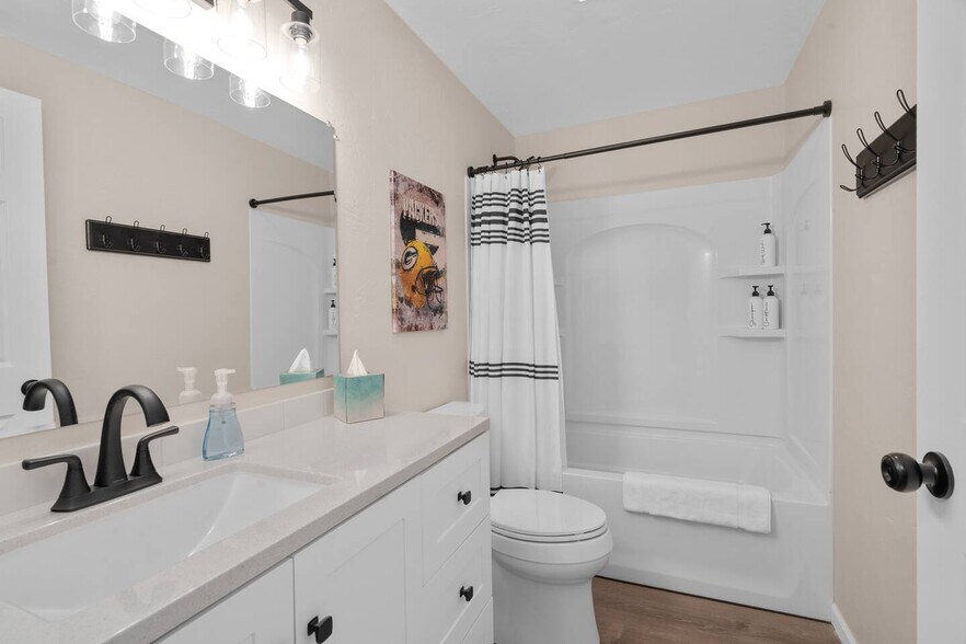 Building Photo - 2596 Parkwood Dr