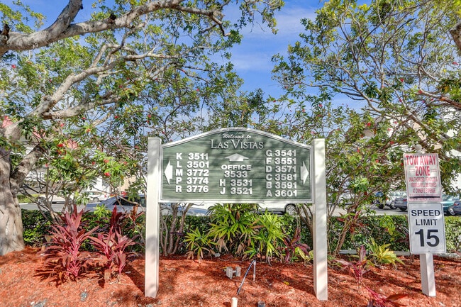 Building Photo - 3601 Inverrary Dr