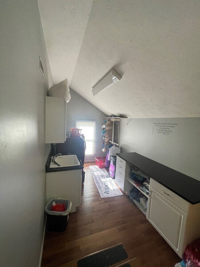 Building Photo - Bellevue Home For Rent!