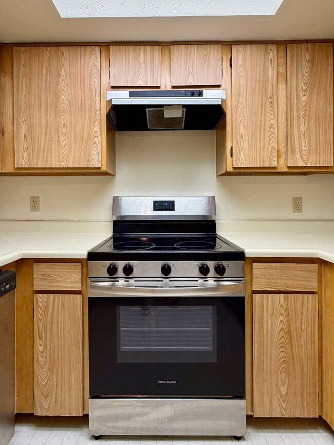 Building Photo - 1276 Bellevue Way NE