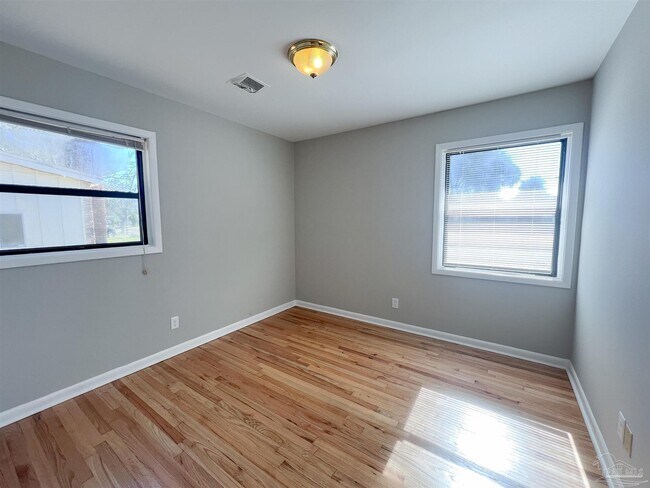 Building Photo - 3730 Forest Glen Dr