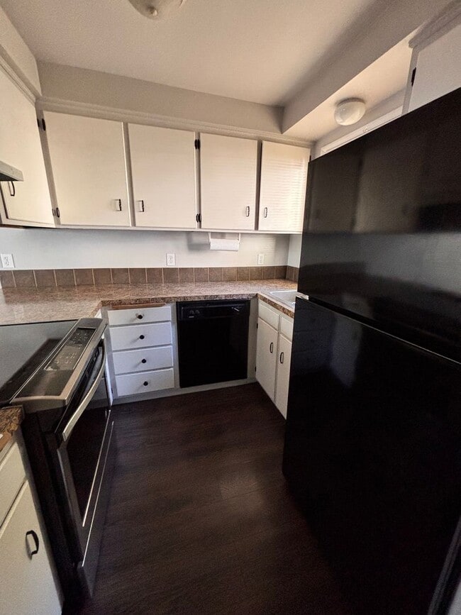 Building Photo - 2 Bedrrom, 1.5 Bahroom Townhouse, availabl...
