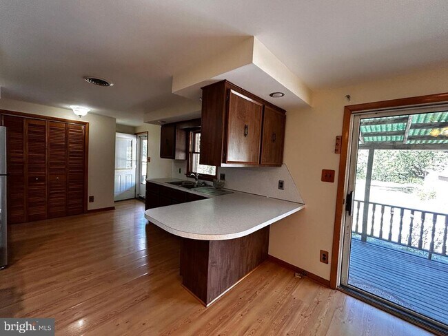 Building Photo - 3290 Shawnee Dr