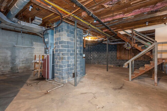 Building Photo - Charming North Asheville Home