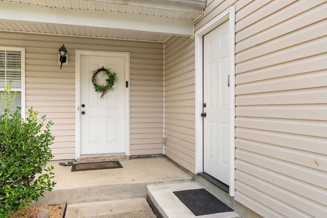 Building Photo - 2 Bed 2 Bath Garage Apartment in La Vergne