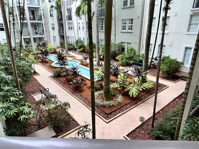 Building Photo - 533 NE 3rd Ave