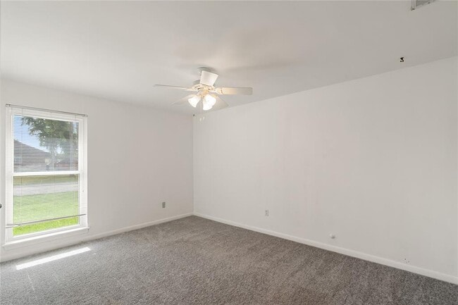 Building Photo - 2210 Chestnut Ln