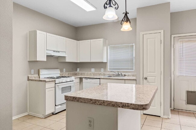 Building Photo - 16802 Pine Castle Dr