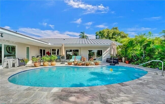 Building Photo - 2830 NE 55th St