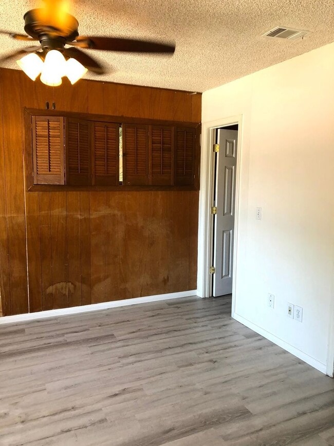 Building Photo - 5 bed 3 bath w/ POOL and Large rooms