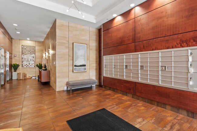 Building Photo - 1550 E Royall Pl
