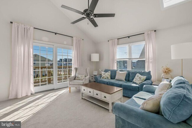 Building Photo - 413 W Beach Ave