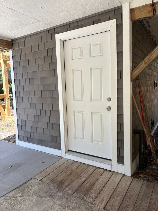Building Photo - Available now for 12 month lease! 2150 per...