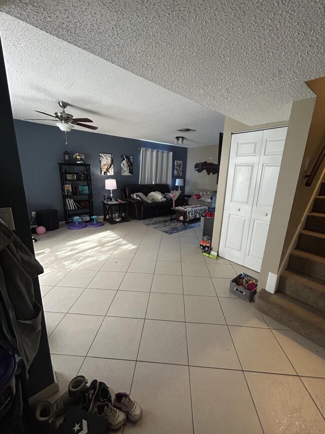 Building Photo - 818 Sandtree Dr