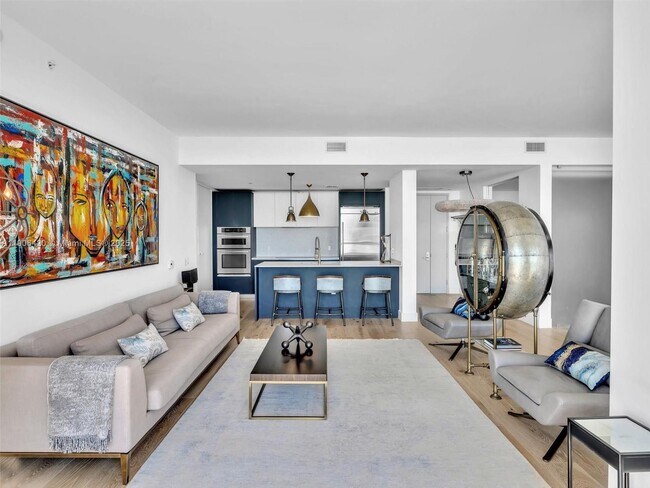 Building Photo - 1300 Brickell Bay Dr