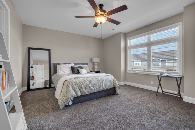 Building Photo - Pet Friendly Two Bedroom!