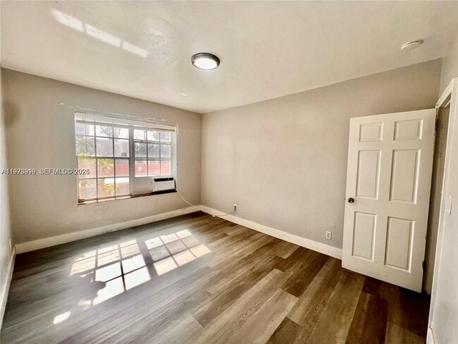 Building Photo - 6940 Bay Dr