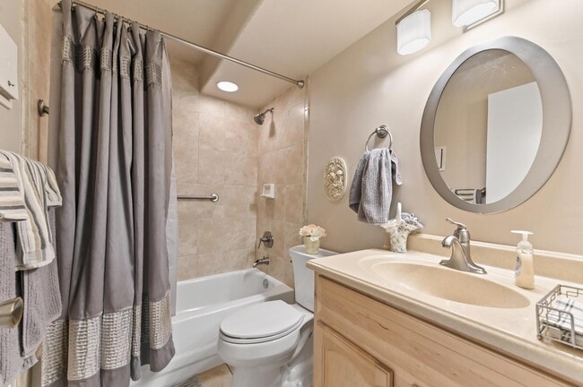 Building Photo - 302 Capri Dr