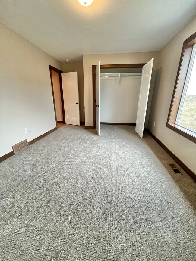 Building Photo - 5 Bed/2.5 Bath Twinhome For Rent!!