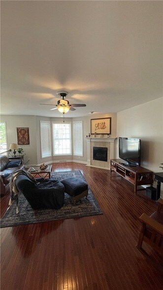 Building Photo - 574 E Vanderbilt Dr