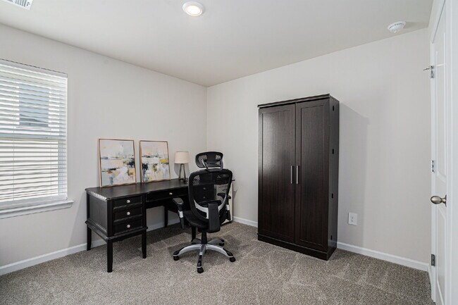 Building Photo - 279 Persian Ivy Way