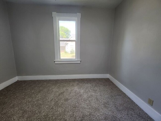 Building Photo - 1st Floor Apartment - 3 Bedroom/2 Bath Apa...