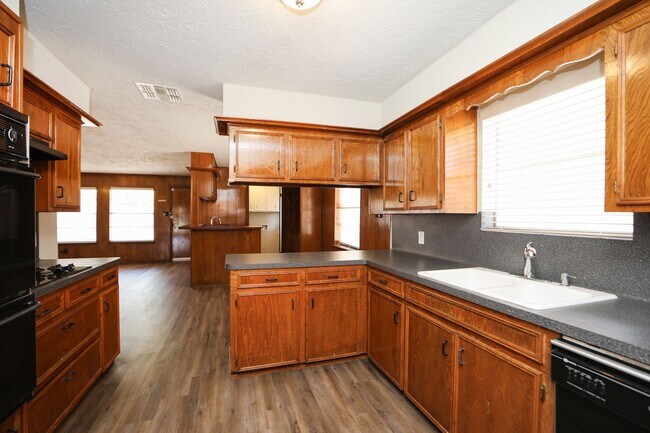 Building Photo - 815 Park Meadow Dr