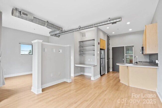 Building Photo - 514 W 10th St