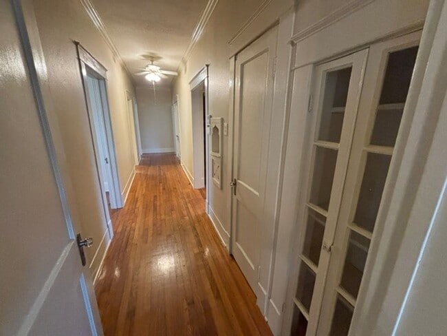 Building Photo - 3044 Wilshire Dr