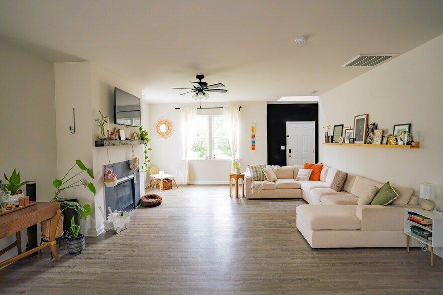 Building Photo - 6121 King George Dr