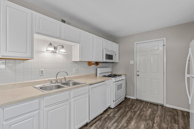 Building Photo - Newly Updated 3-Bedroom Duplex with Fresh Paint and Flooring!