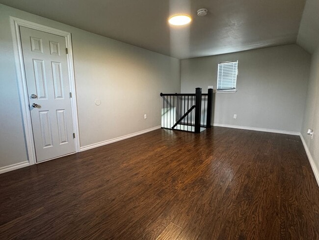 Building Photo - 501 Oak Ave