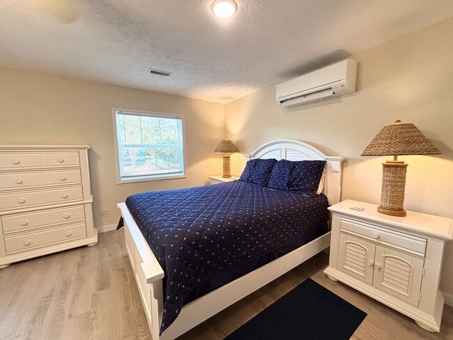 Building Photo - CALLING ALL SNOWBIRDS! Fully furnished apartment!