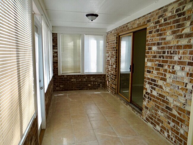 Building Photo - 2 bedroom unfurnished LONG TERM RENTAL in Fairway Ridge